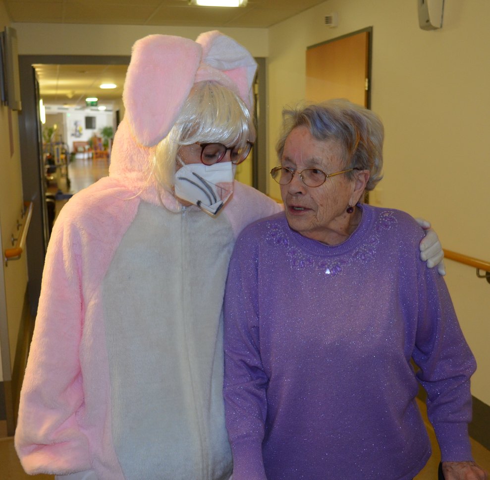 Osterhase mit Bewohnerin