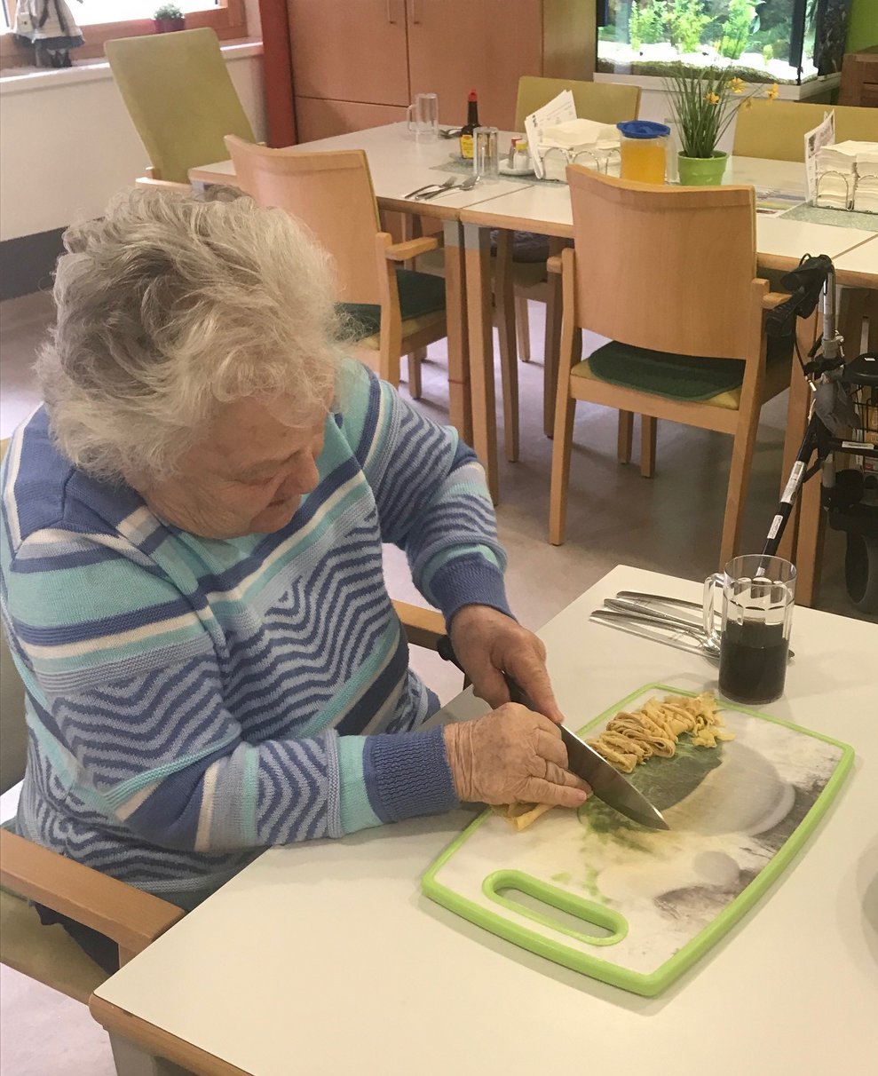 Bewohnerin schneidet Frittaten