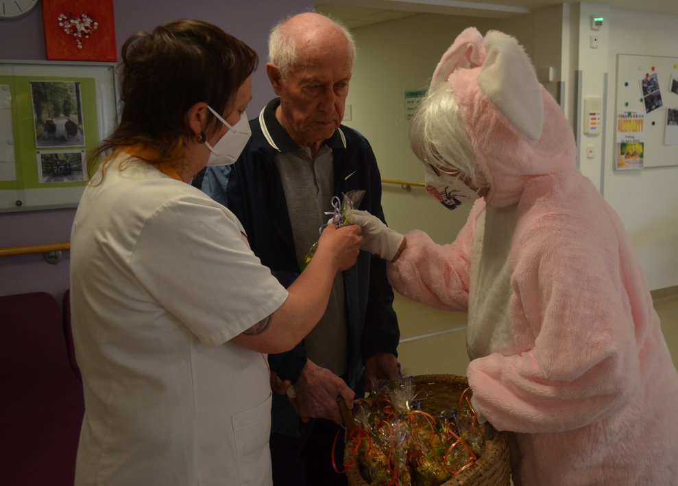 Bewohner mit Osterhase