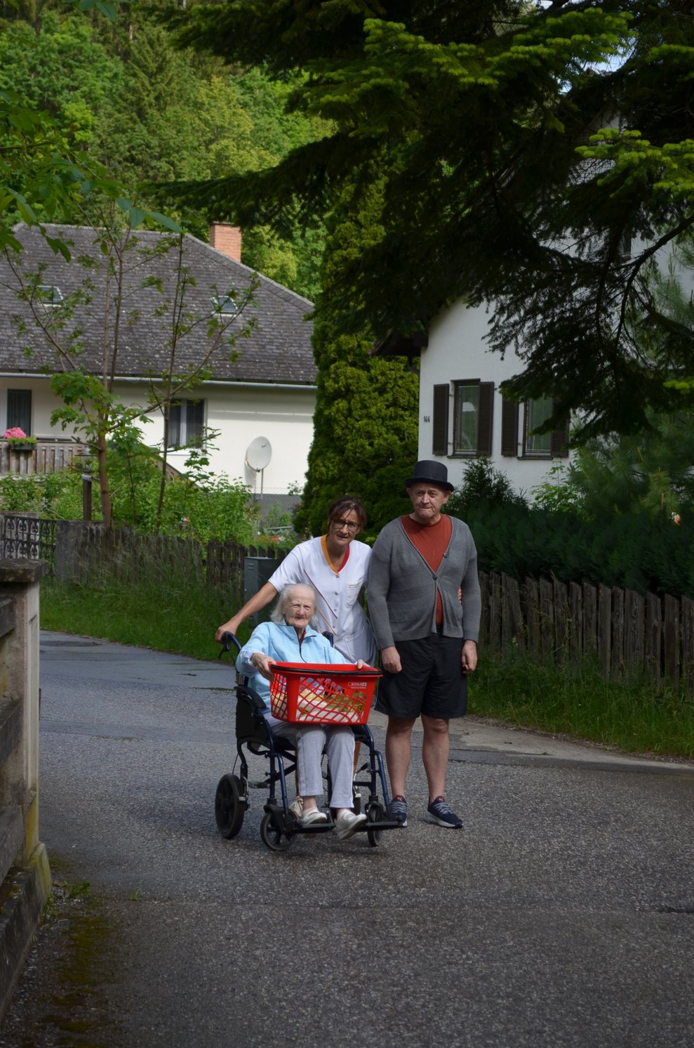 Bewohner machen sich fürs Foto bereit