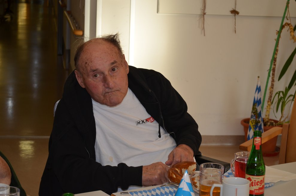 Ein Herr beim Essen