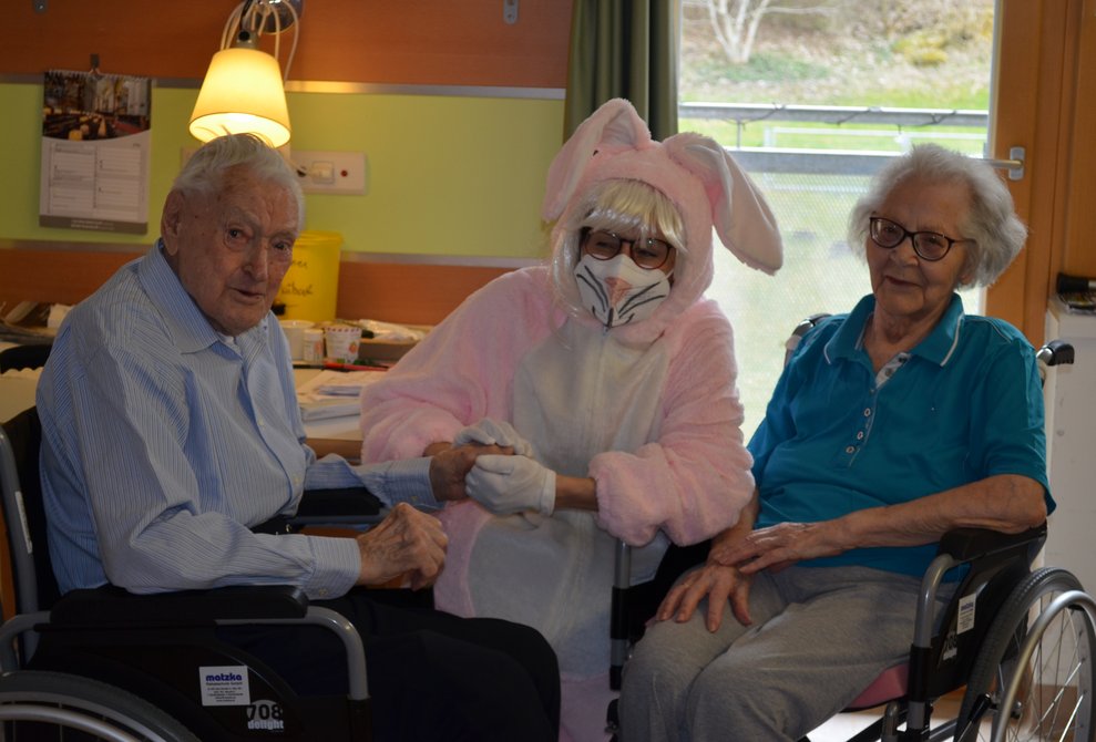 Osterhase mit zwei BewohnerInnen