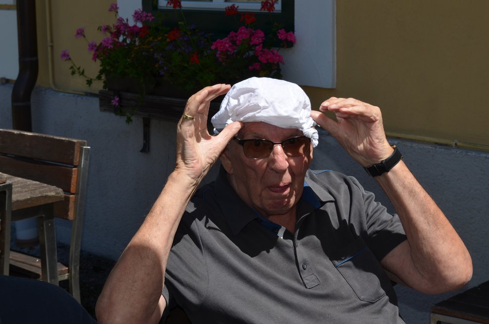 Bewohner mit Kappe
