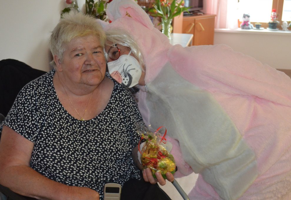 Bewohnerin mit Hase