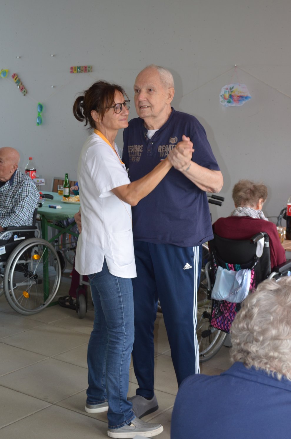 tanzender Bewohner mit Mitarbeiterin