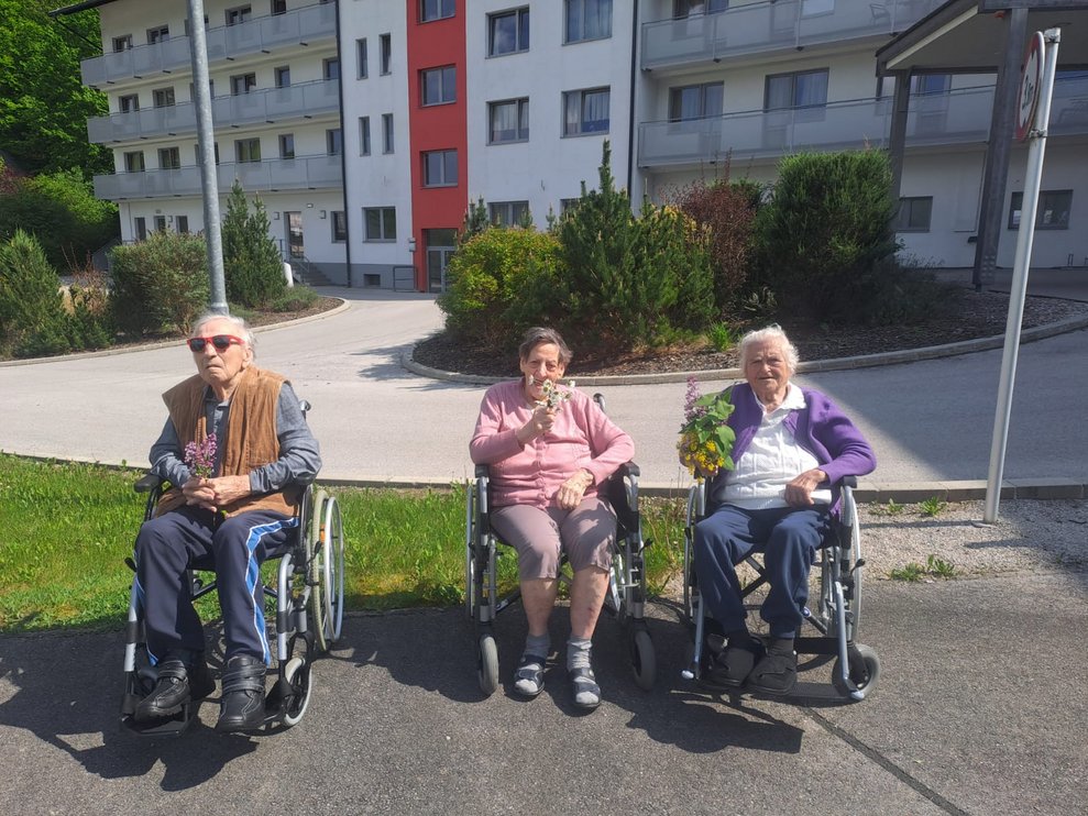 BewohnerInnen mit Sträußchen