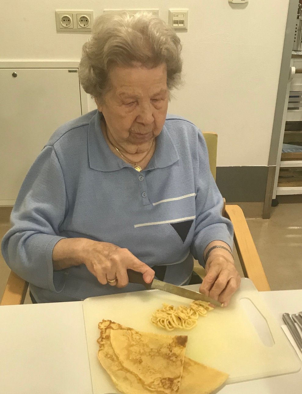 Bewohnerin schneidet Frittaten