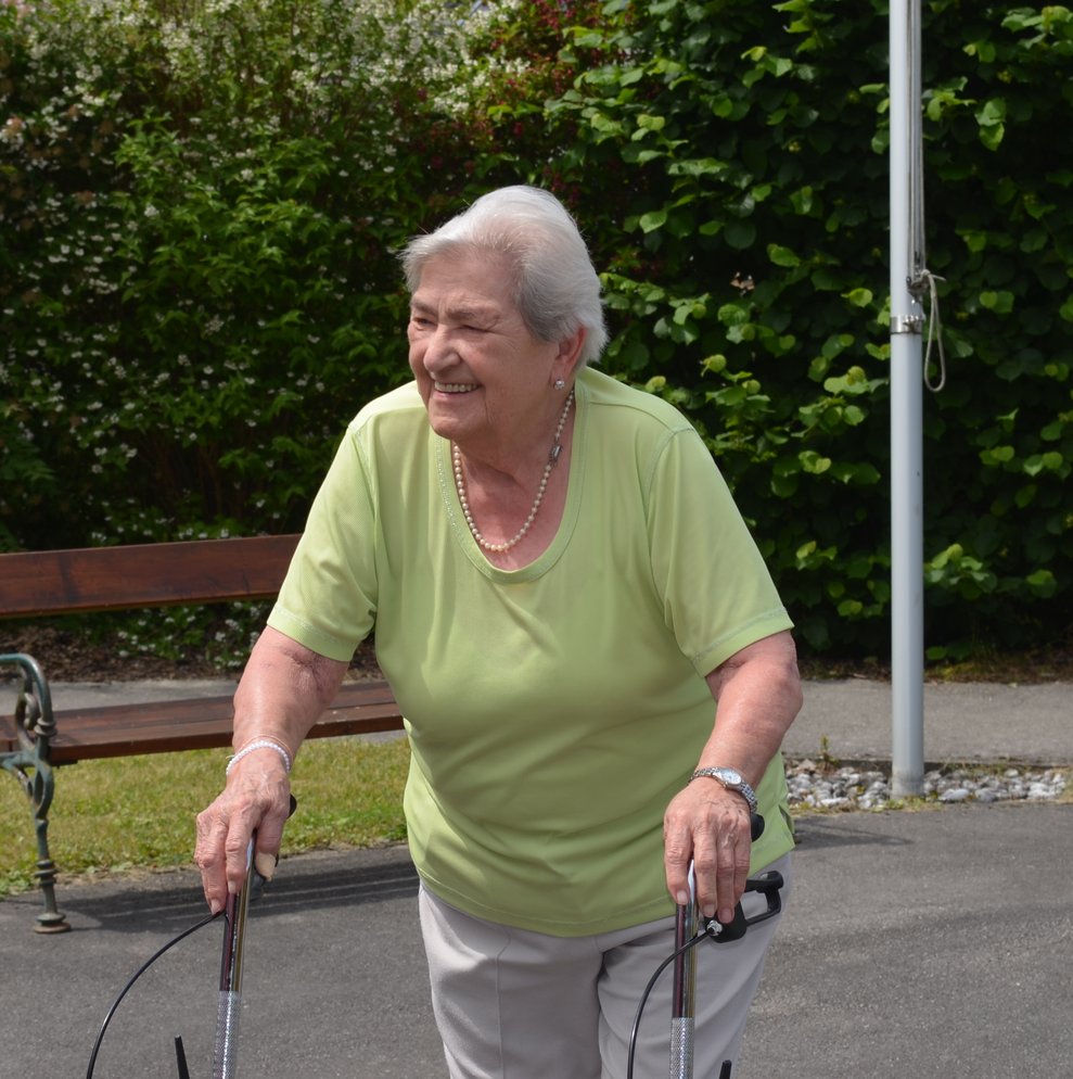 Bewohnerin mit Rollator