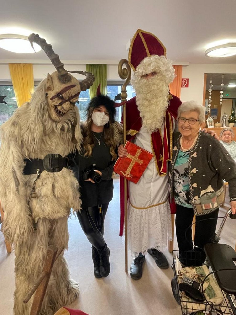 Bewohnerin mit Nikolaus und Krampus