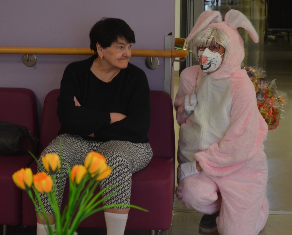 Bewohnerin mit Osterhase