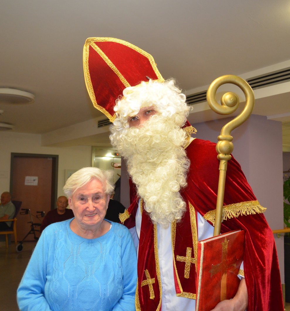 Bewohnerin mit Nikolaus