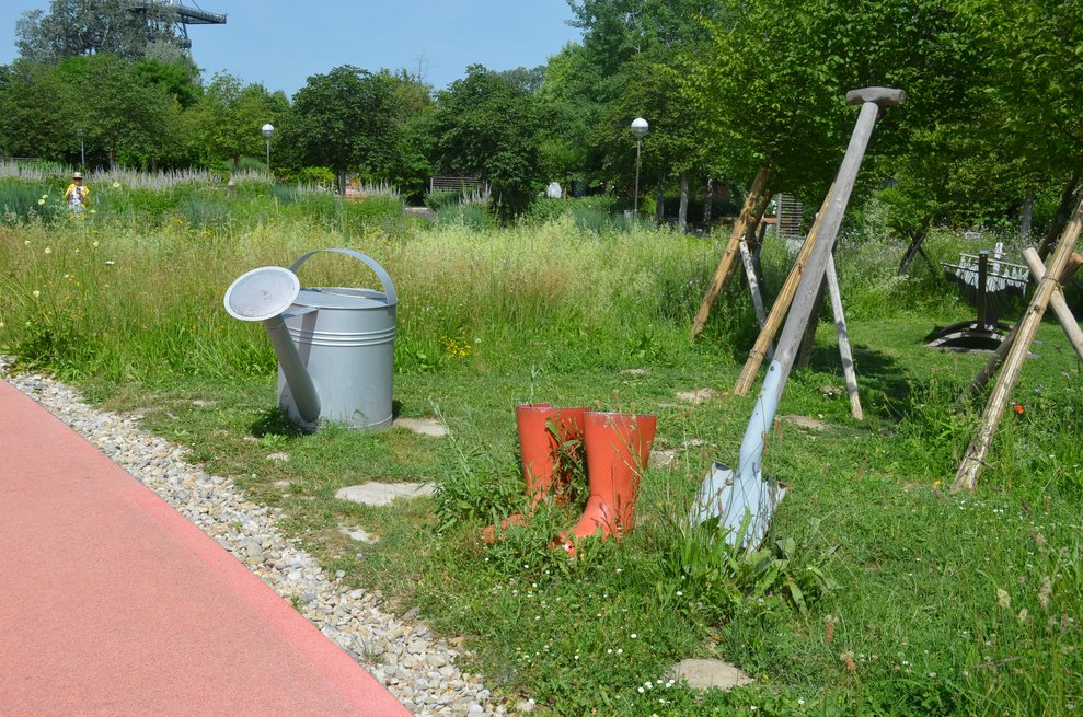 Überdimensionale Gartenwerkzeuge