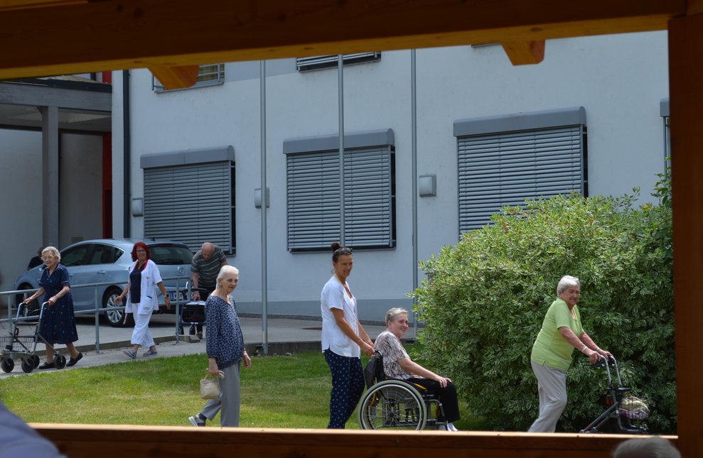 Bewohner am Weg zum Pavillion