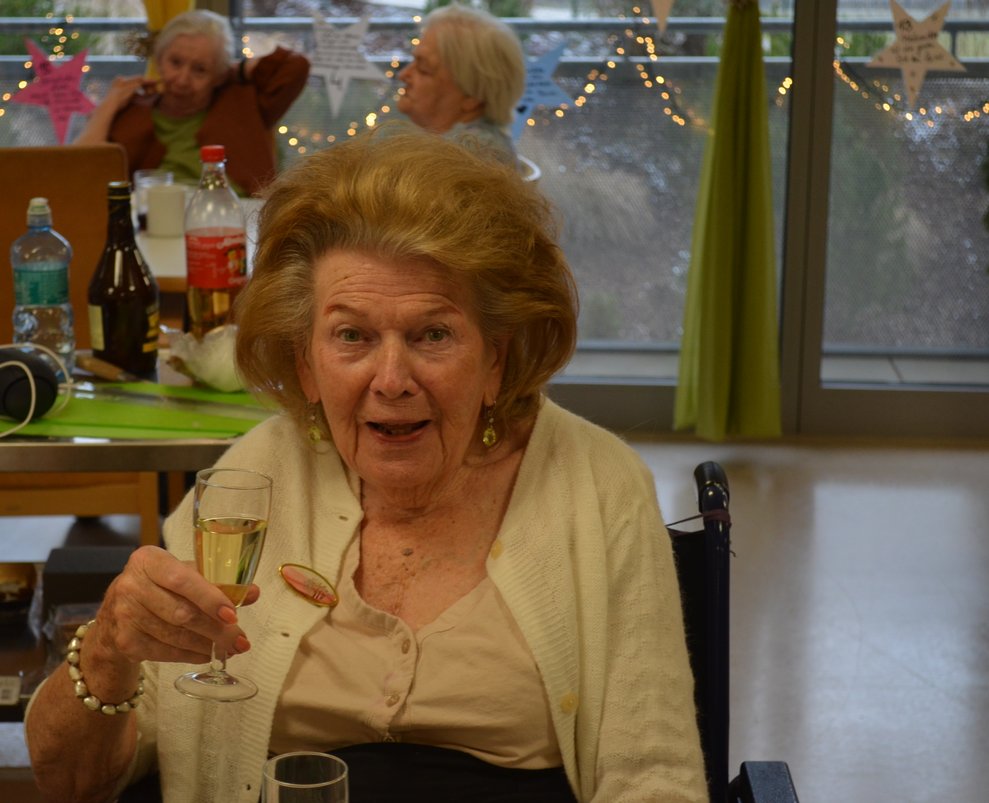 Bewohnerin mit Sekt