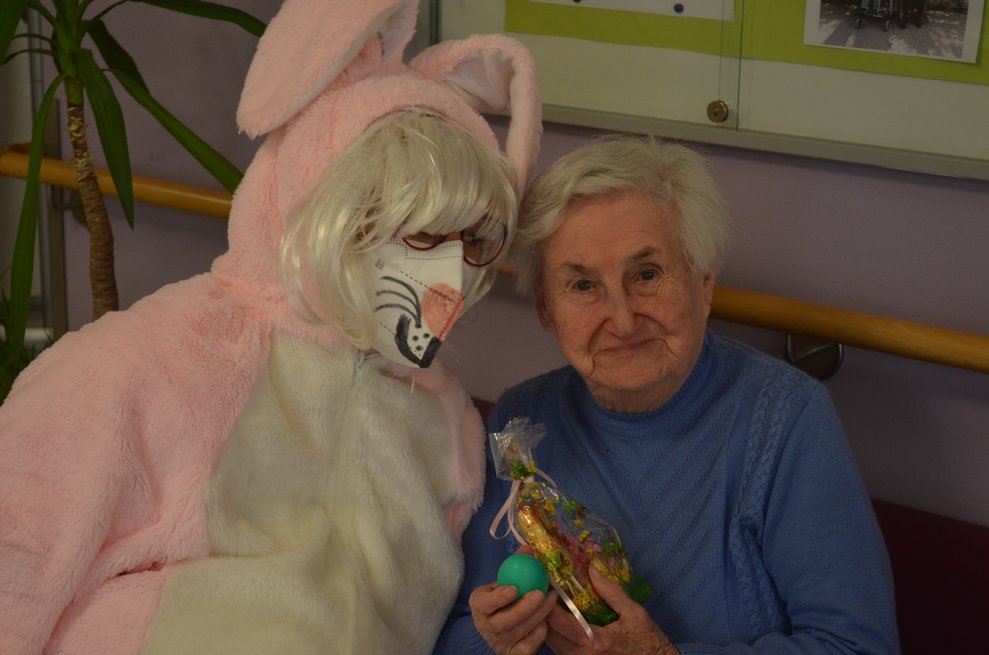 Bewohnerin mit Osterhase