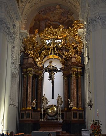 Die Kirche von innen mit goldgeschmückten Altar