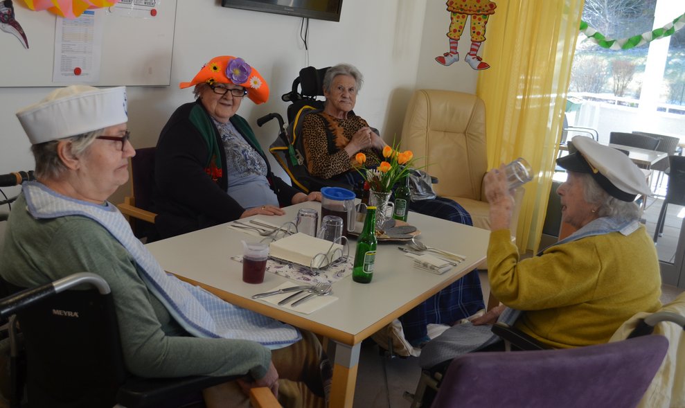 Bewohnerinnen im Speisesaal