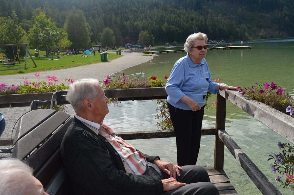 Bewohner und Bewohnerin auf der Seeterrasse