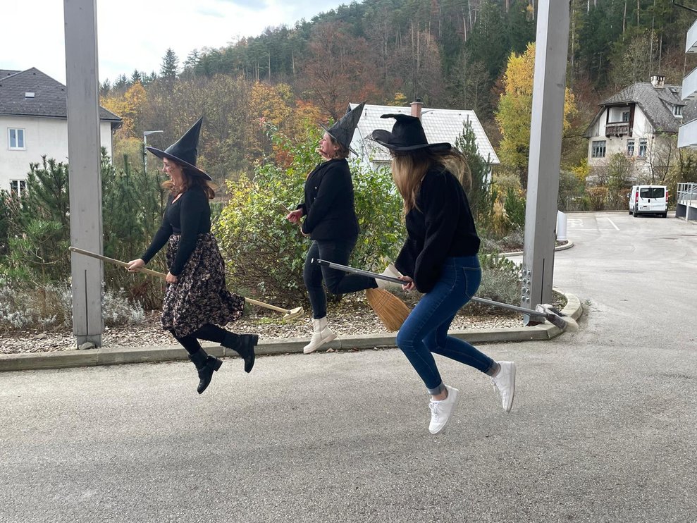 Hexen fliegen davon 