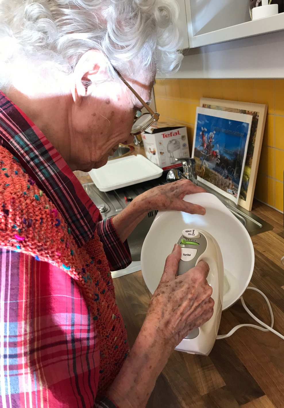 Bewohnerin rührt die Creme an