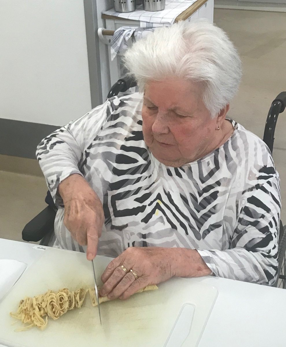 Bewohnerin schneidet Frittaten