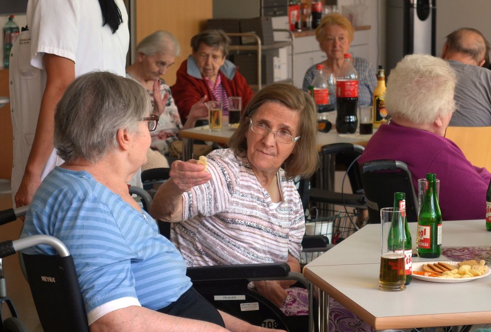 Bewohner beim Essen