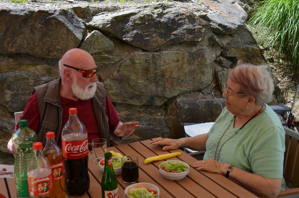 Bewohner unterhalten sich angeregt-