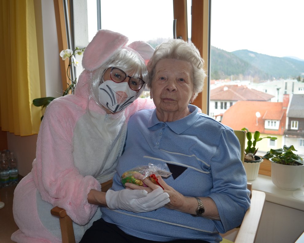 Bewohnerin mit Hase