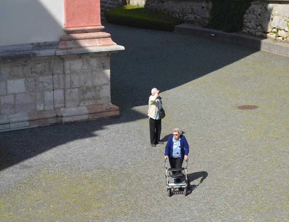Bewohner und Bewohnerin beim schlendern.