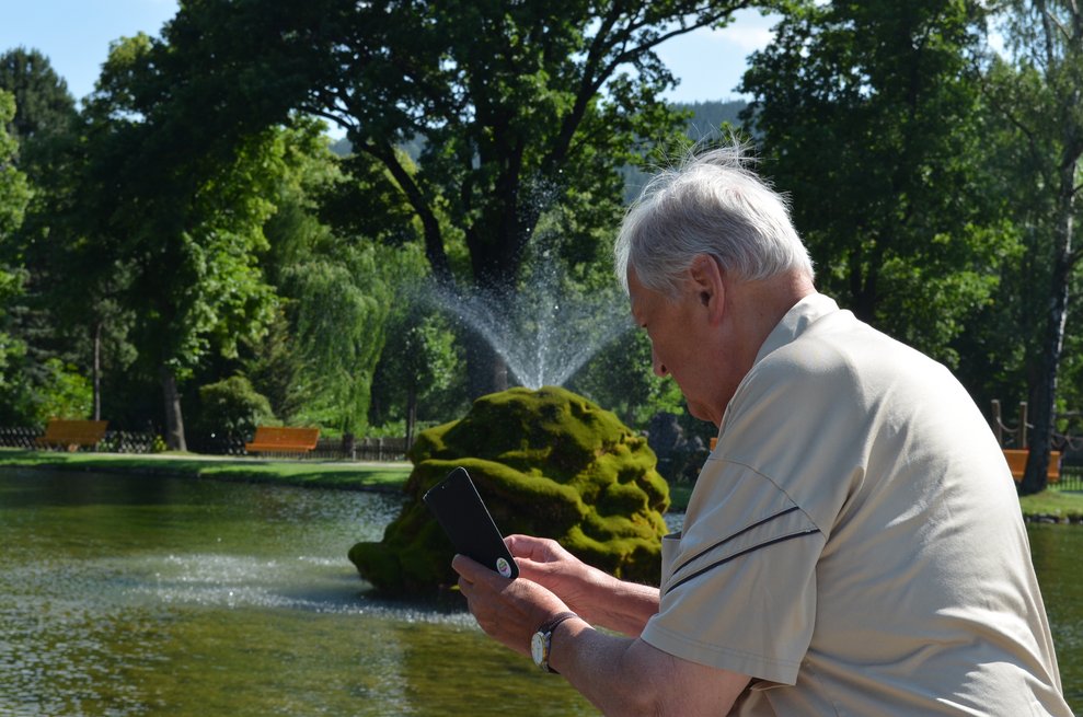 Ein Bewohner fotografiert den See mit seinem Handy