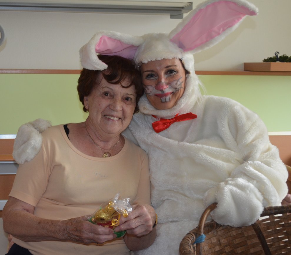 Bewohnerin mit Osterhase