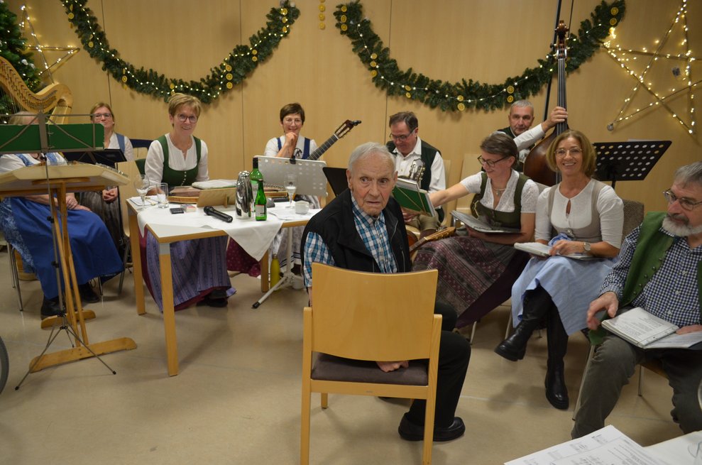Bewohner mit Musikanten