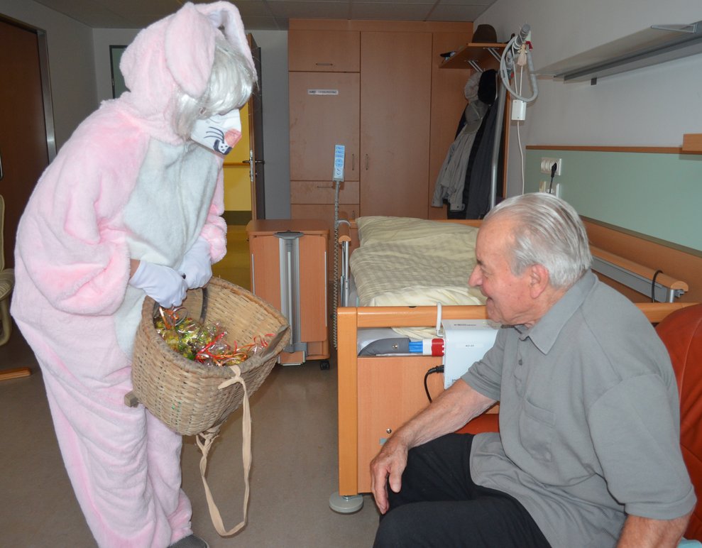 Bewohner mit Osterhase