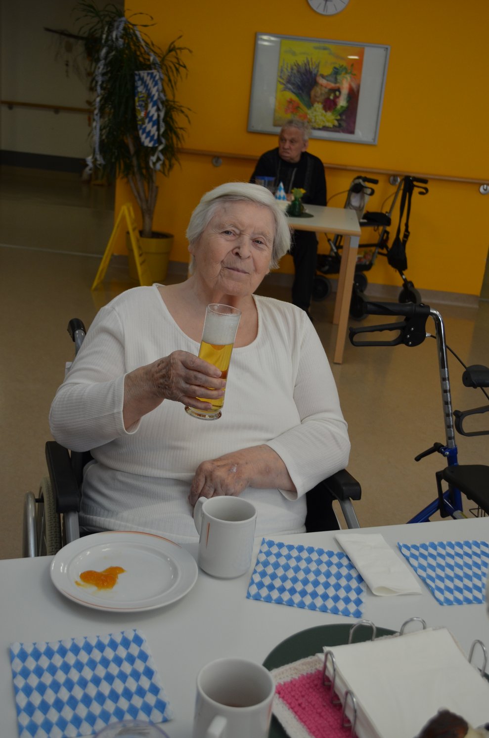 Eine Frau bei Tisch