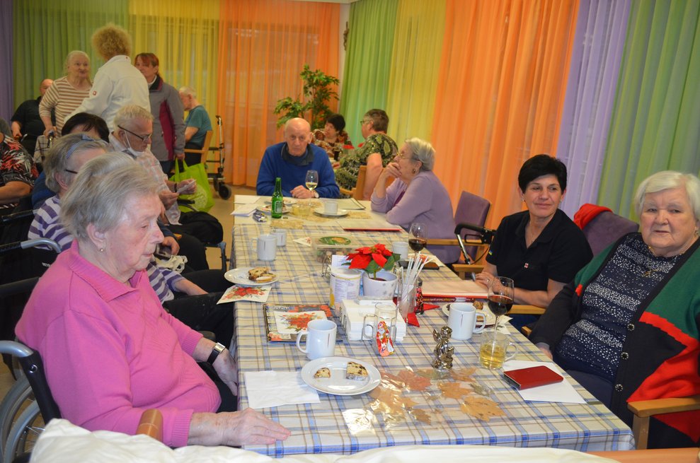 BewohnerInnen im Speisesaal