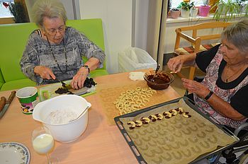 Bewohnerinnen verzieren Vanillekipferl