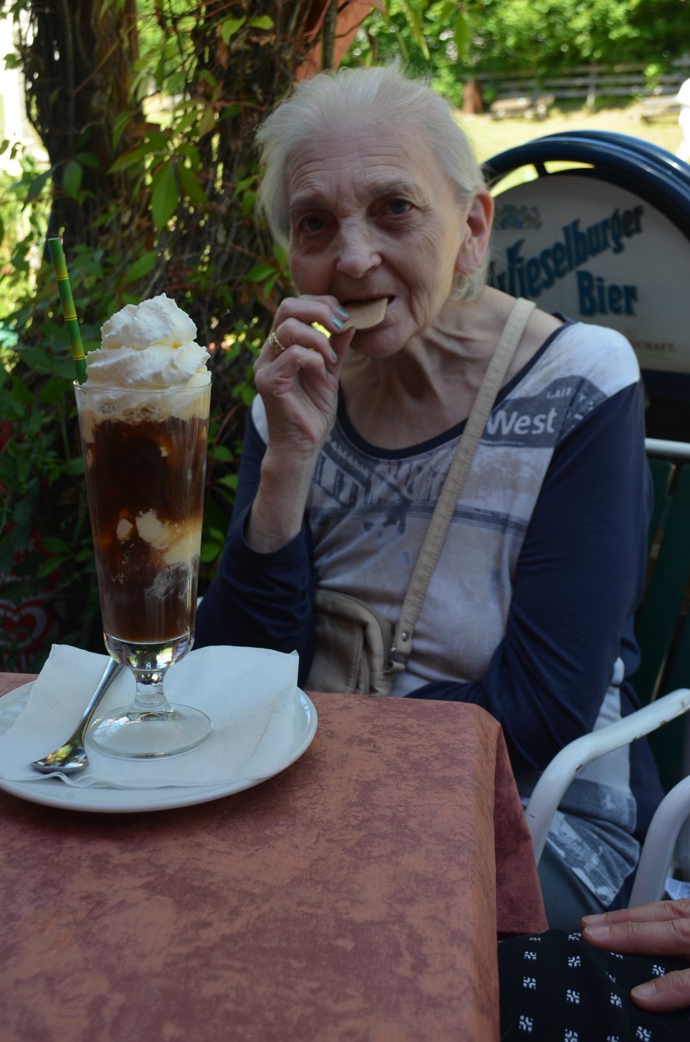 Bewohnerin beim Eis essen