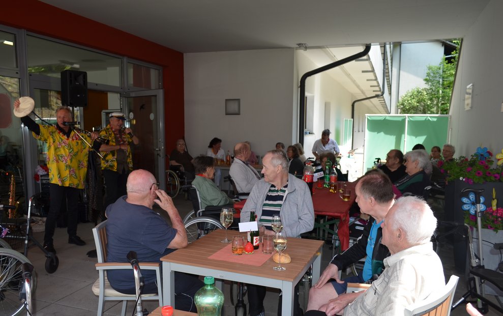 Bewohner mit Musiker