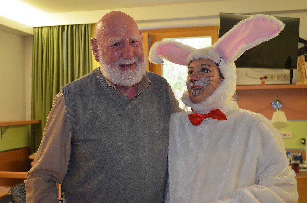 Bewohner lacht mit Osterhase