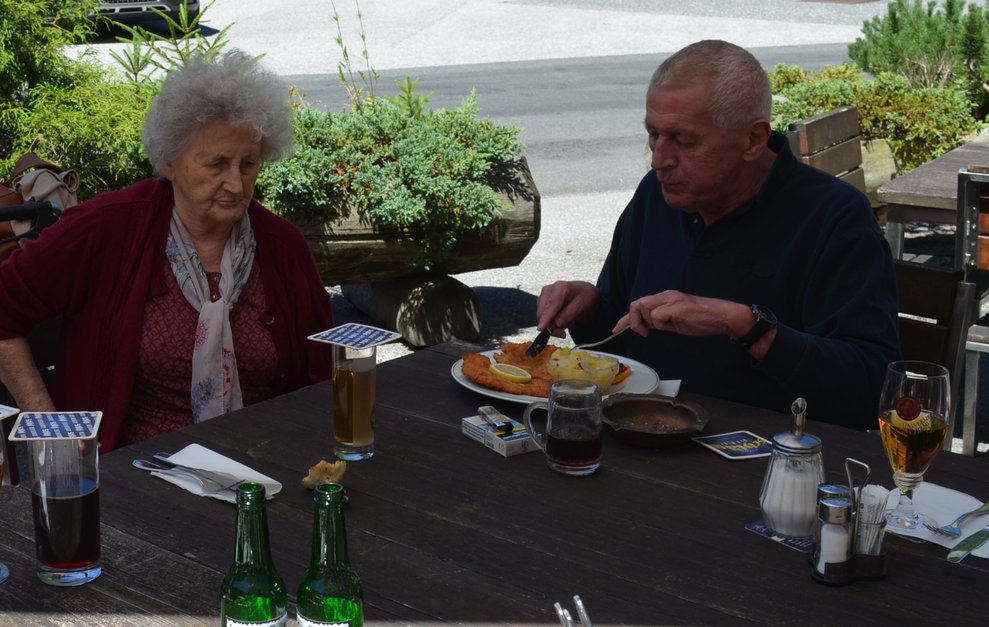 Bewohner beim Mittagessen
