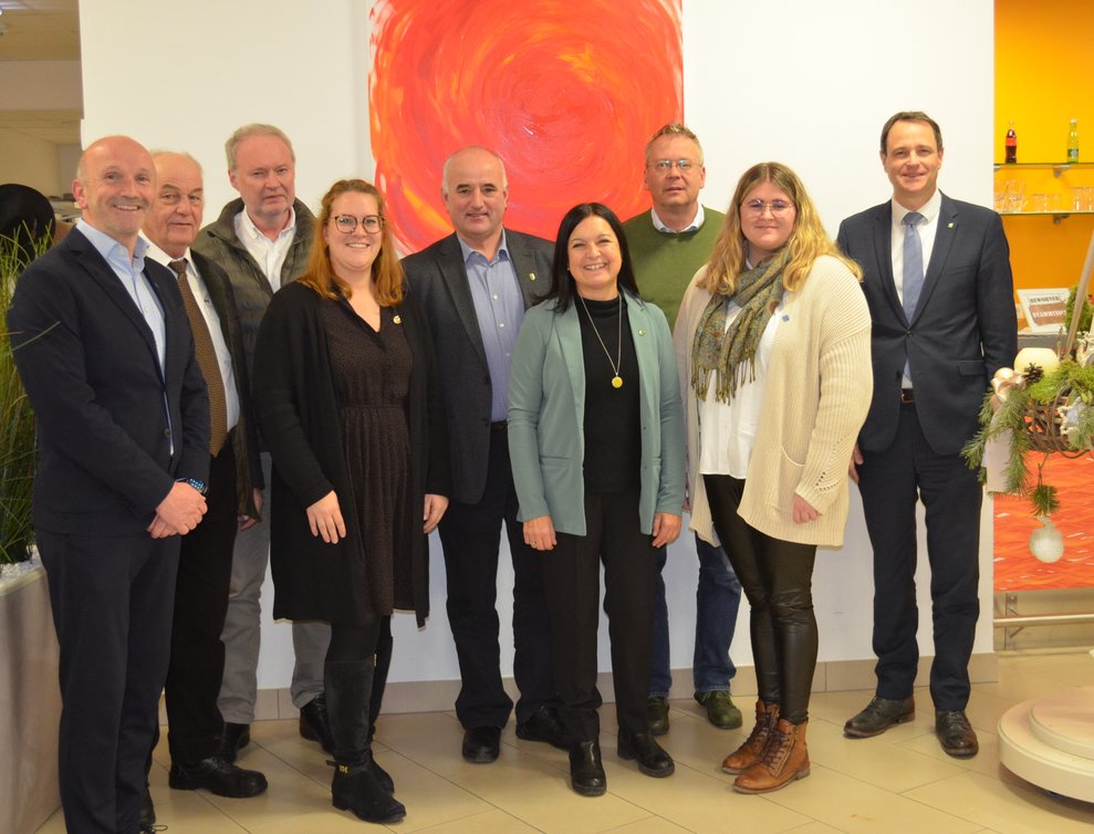 kaufm. Dir. Wolfang Friessenbichler, GfGR Waidmannsfeld Michael Zehetner, Dr. Michael Wanzenböck, Bürgermeisterin Katharina Trettler, Bürgermeister Pernitz Hubert Postiasi, Bürgermeisterin Muggendorf Elisabeth Hollinger, Gutensteins Bürgermeister Michael Kreuzer, Dir.Stv. Sarah Ritter, Bezirkshauptmann Mag. Markus Saurer, v.l.n.r.