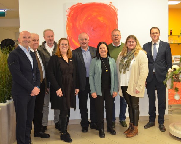 kaufm. Dir. Wolfang Friessenbichler, GfGR Waidmannsfeld Michael Zehetner, Dr. Michael Wanzenböck, Bürgermeisterin Katharina Trettler, Bürgermeister Pernitz Hubert Postiasi, Bürgermeisterin Muggendorf Elisabeth Hollinger, Gutensteins Bürgermeister Michael Kreuzer, Dir.Stv. Sarah Ritter, Bezirkshauptmann Mag. Markus Saurer, v.l.n.r.