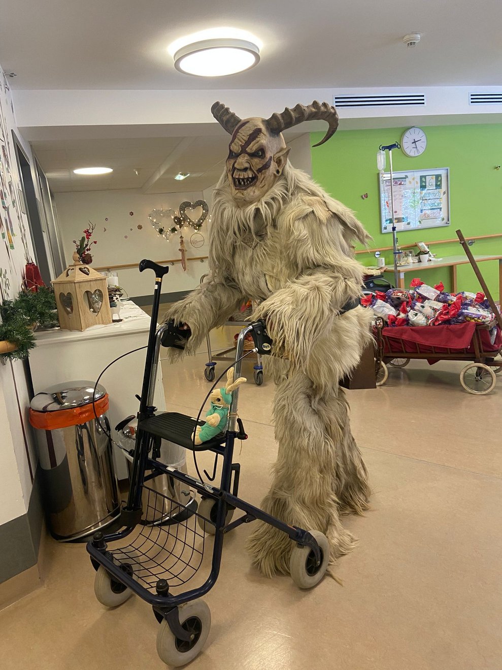 Perchte läuft mit Rollator.