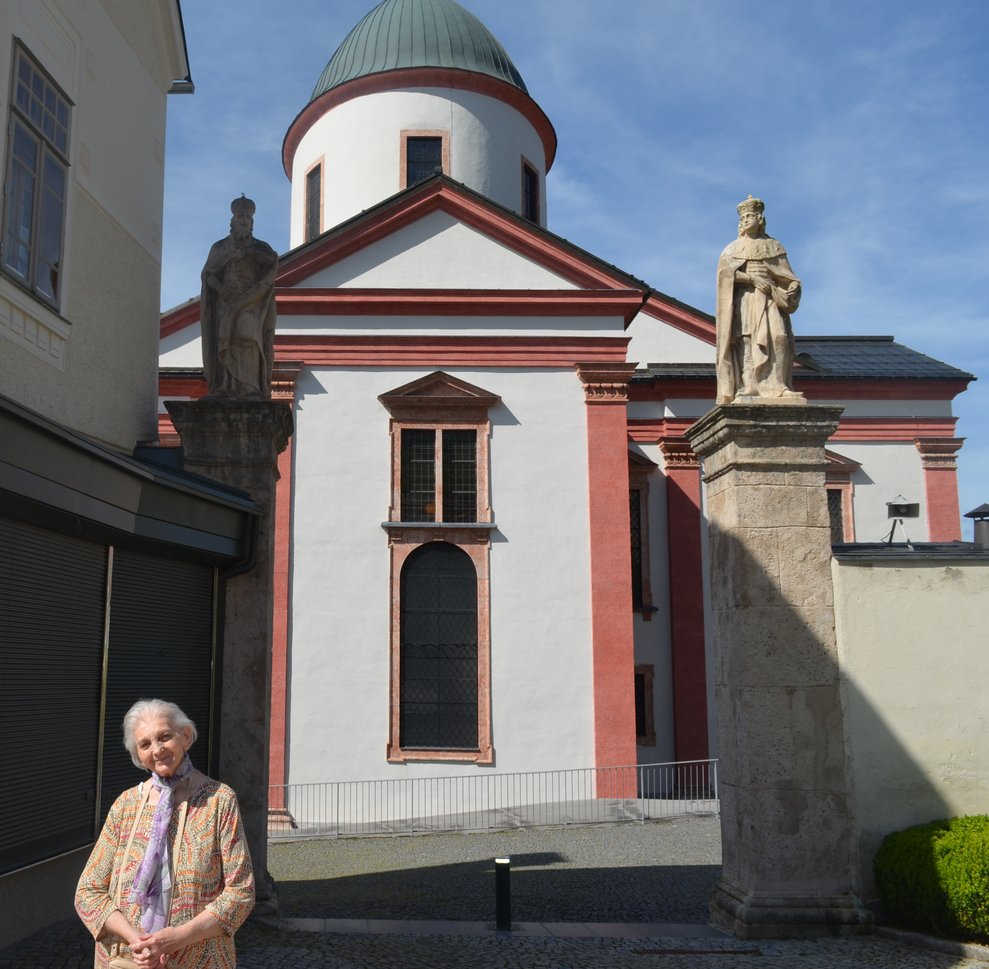 Bewohnerin vor dem Eingang der Basilika
