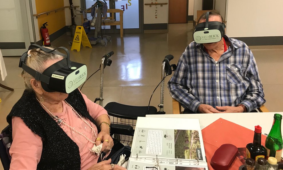 Bewohner mit VR-Brillen