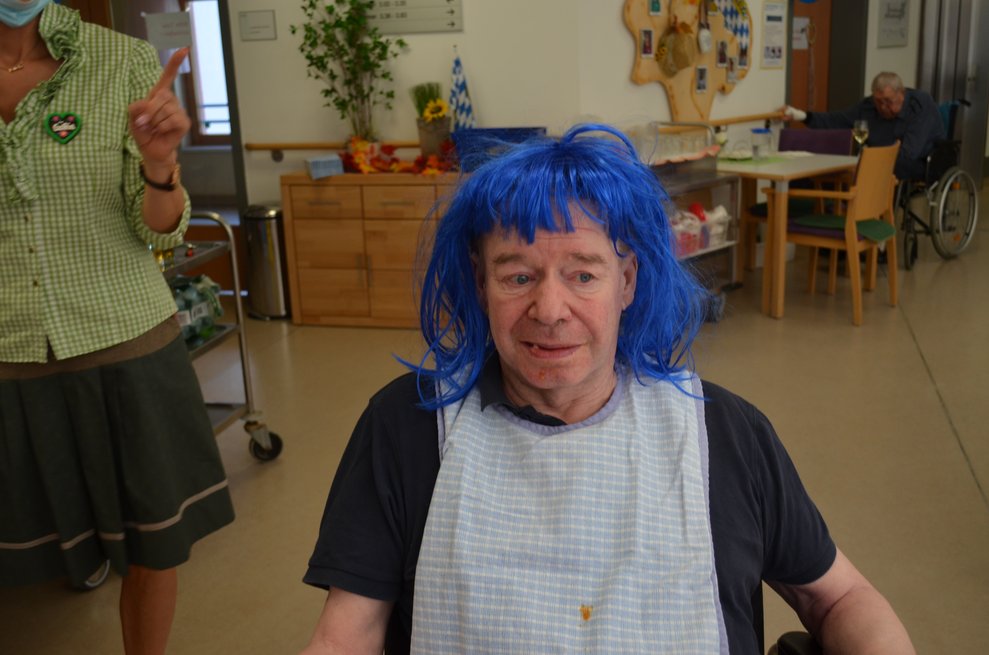 Mann mit blauer Perücke
