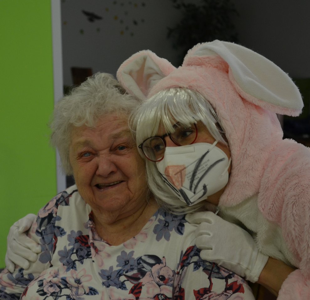 Bewohnerin mit Osterhase