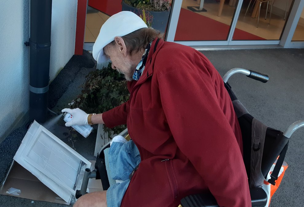 Bewohner lackiert den Rahmen
