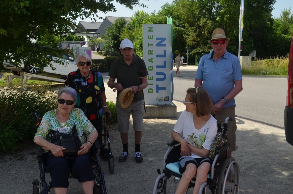 Bewohner vor dem Eingang