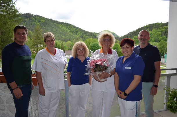 Glückwünsche und Blumen überreichten kaufm. Direktor Wolfgang Friessenbichler (1.v.r.) und Pflegedirektor Martin Steininger(1.v.l.) mit den Mitarbeiterinnen des Wohnbereichs Harmonie an Pflegebereichsmanagerin Maria Jahrl (2.v.r.)